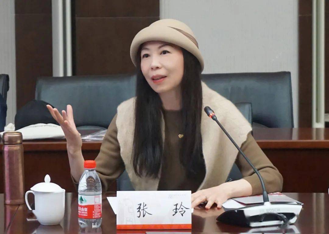 张玲教授点评北京服装学院在读硕士研究生冯璇作题为《意大利文艺复兴