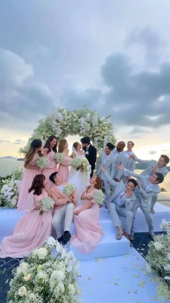 婚礼当天众星云集,宾客包括莫文蔚,前韩国女子组合miss a内地成员孟佳