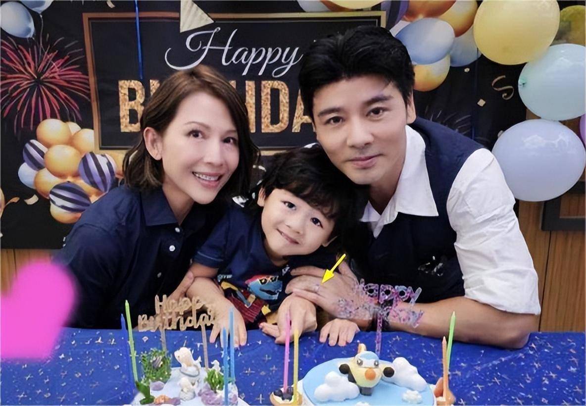 随着年龄的增长,张乐儿的镜头感也越来越强,之前网友发现张晋很疼儿子