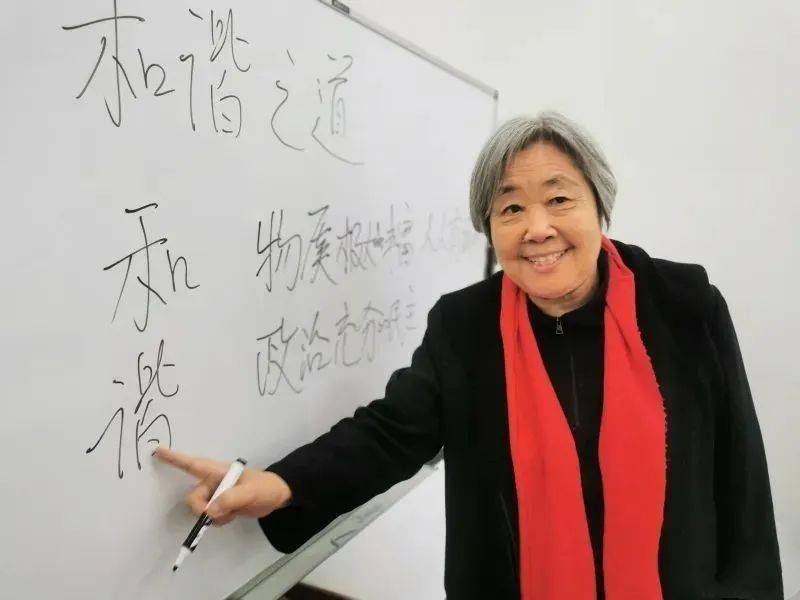 好人365 | 白发"主播"周慧玲:热爱可抵岁月长_教育_讲座_直播