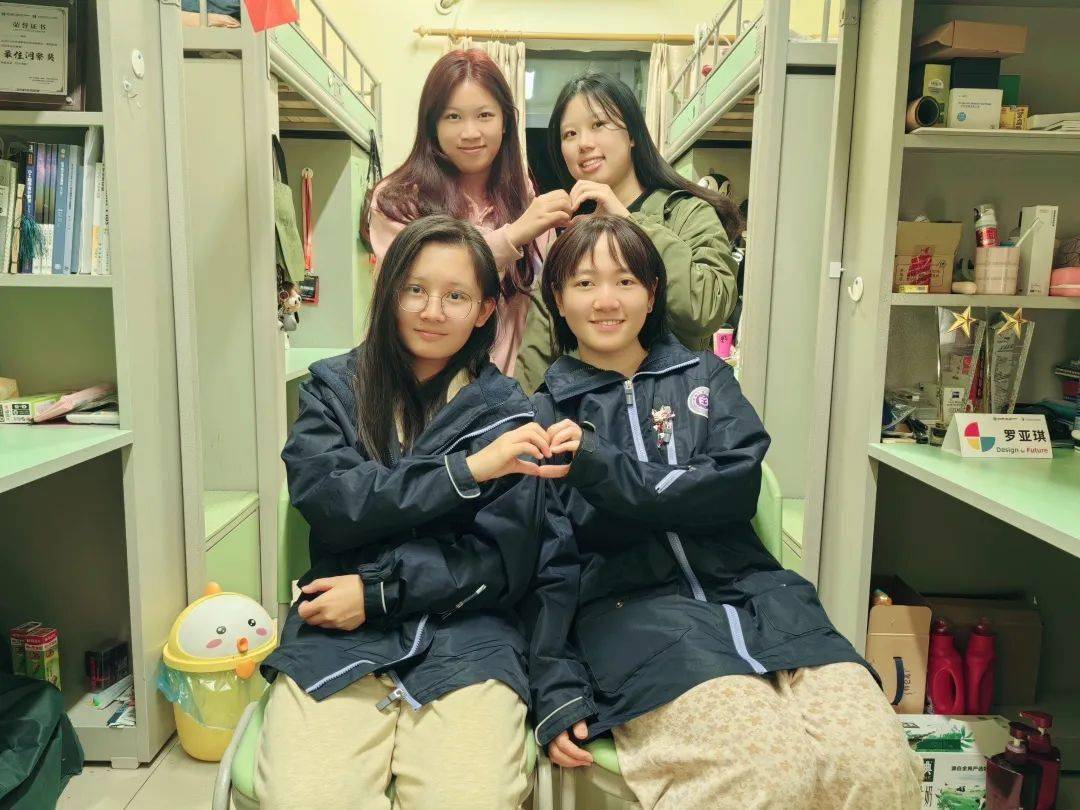 寝室成员罗亚琪,吴奕林,张欣,洪子期寝室现有共青团员3人.