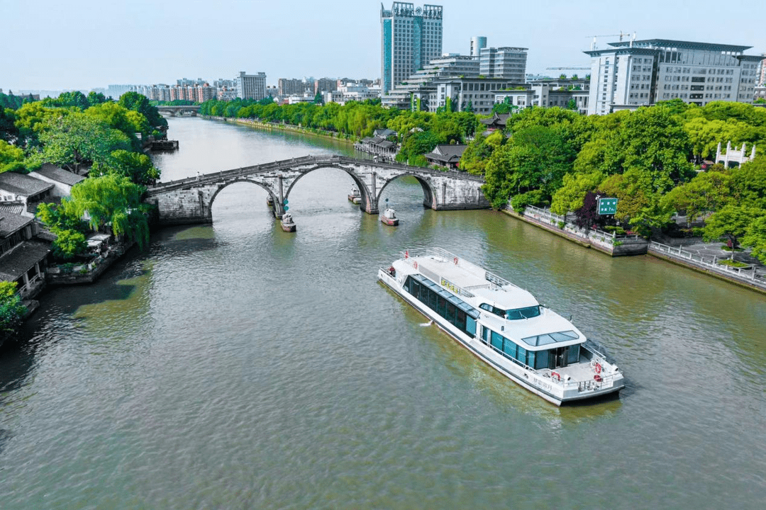 本届京杭大运河水上对抗赛由中国赛艇协会,杭州市体育局,拱墅区人民