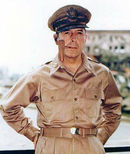 麦克阿瑟叼着他标志性的玉米芯烟斗以上大磊子选择的是主流的5类烟斗