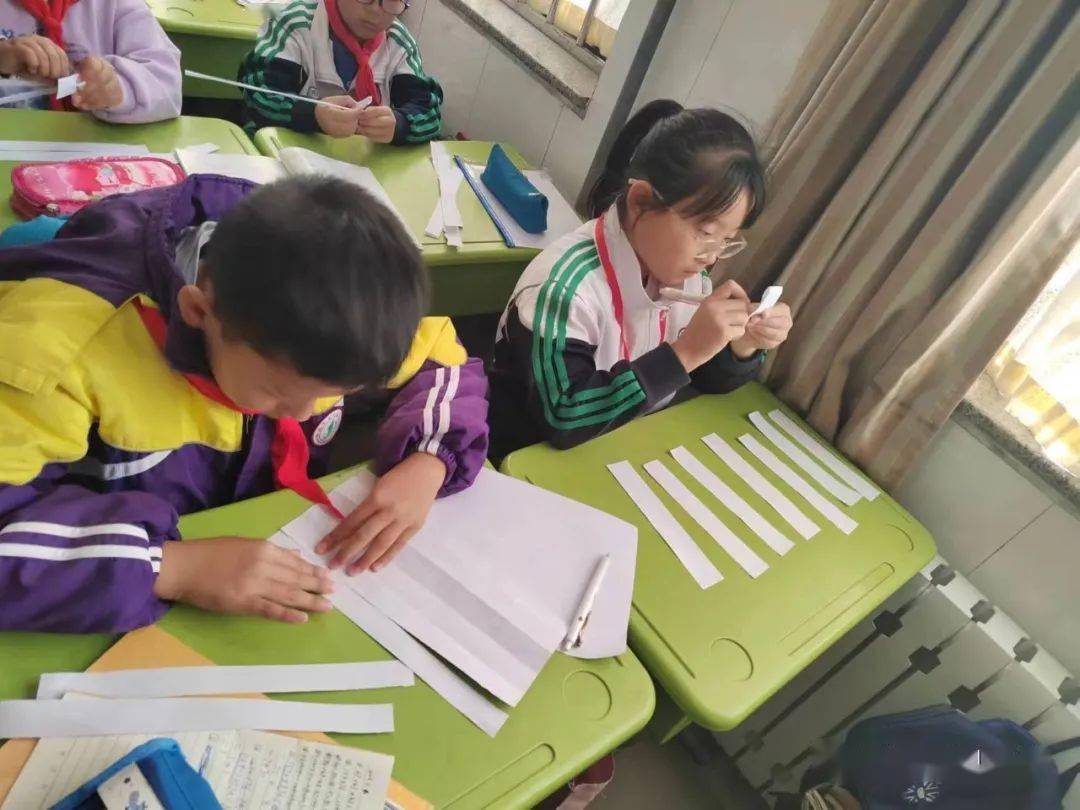 科学课上,同学们兴趣盎然地开展研究,先设计好纸结构,熟练地将a4纸