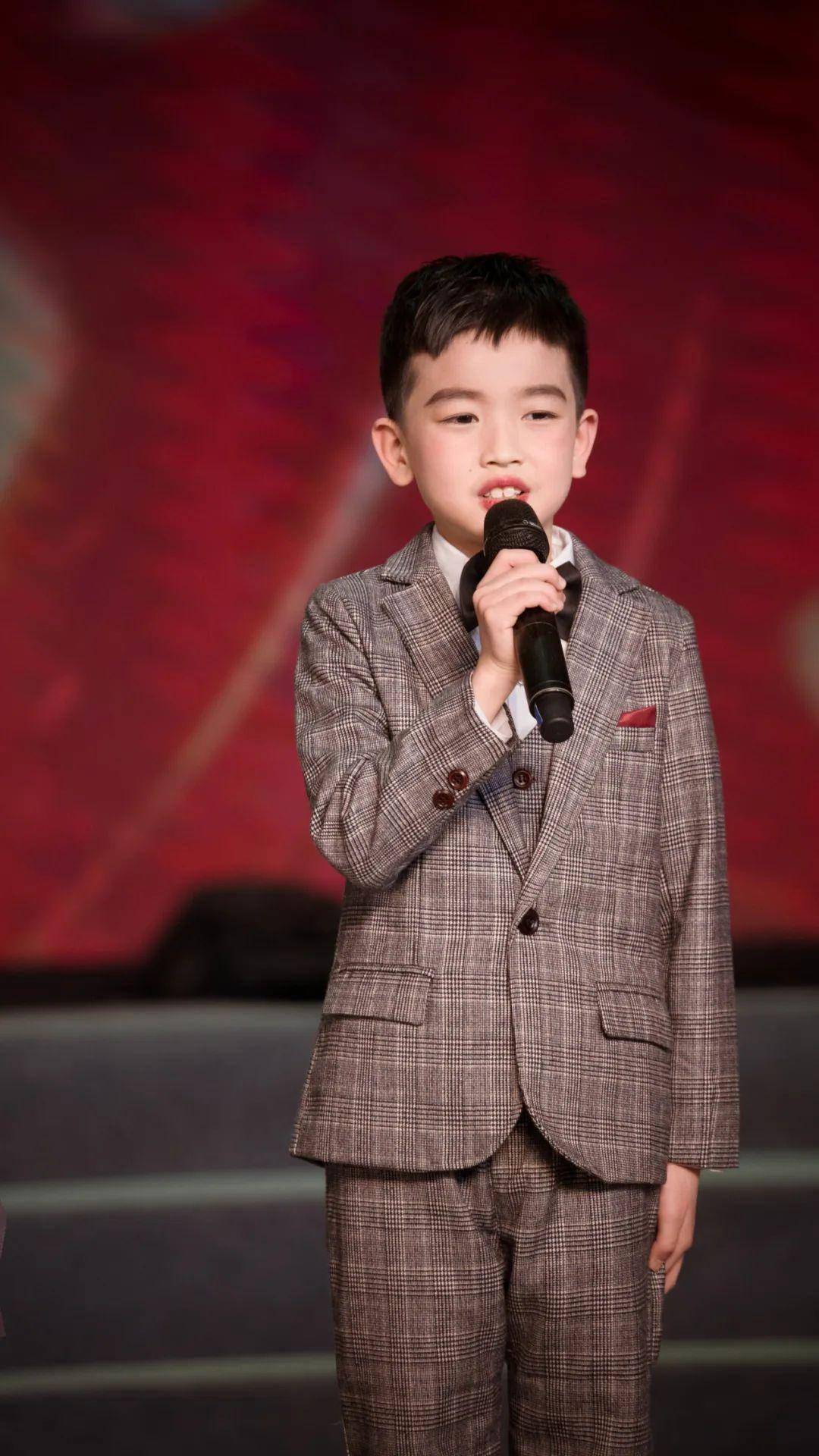 "辰龙贺岁 童星筑梦"2024渭南市少儿春晚小主持人招募令!