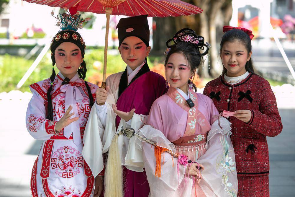 人小鬼大戏很足,一群萌娃相聚广州市人民公园唱粤剧_年级_来自_小学