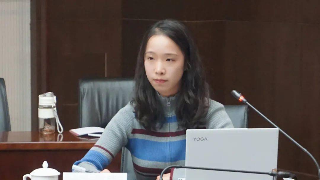 崔晓旋同学发言张玲教授点评北京服装学院在读硕士研究生冯璇作题为