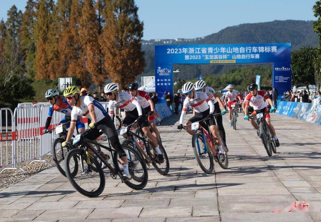 自行车赛手逐鹿山野_山地_时宽兵_图片