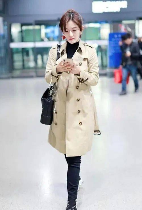 刘烨老婆,素颜跟好友聚餐,皱纹深的像60岁奶奶,哪有前女友谢娜漂亮啊!