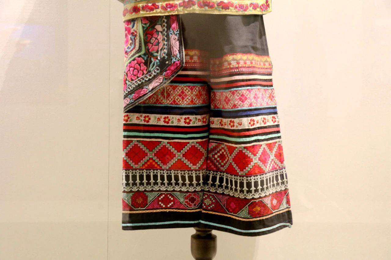 穿在身上的艺术品,家门口看彝族风情→_服饰_展览_民族