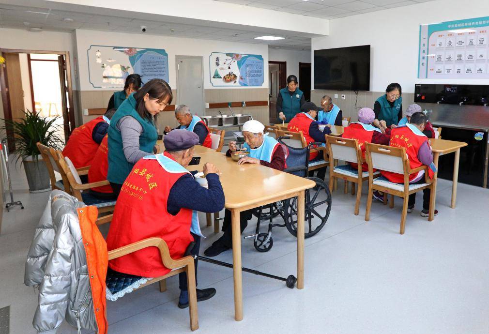 张旭盛 摄中阳县民政局副局长杜万腾告诉记者,为了确保食品安全,中阳