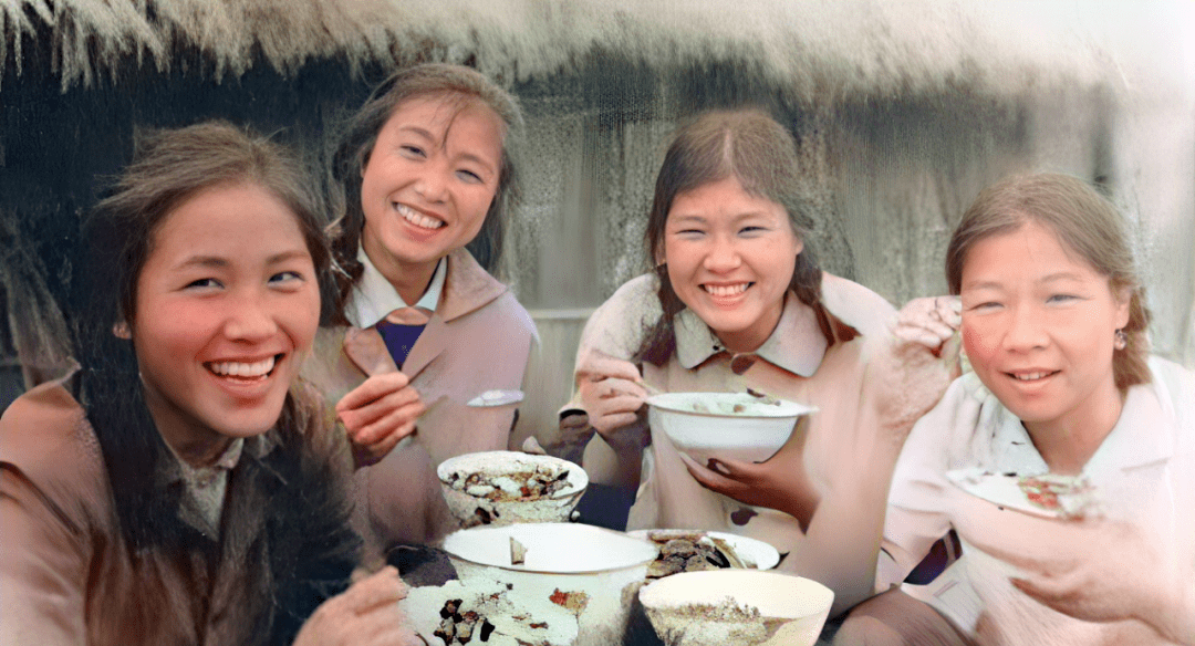 一张老三届女知青吃饭的照片,看上去很香啊_大妈_星标_口粮