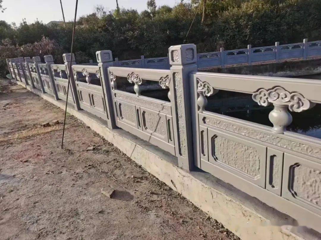 天艺仿石河堤护栏 :一种美观与安全的防护栏杆