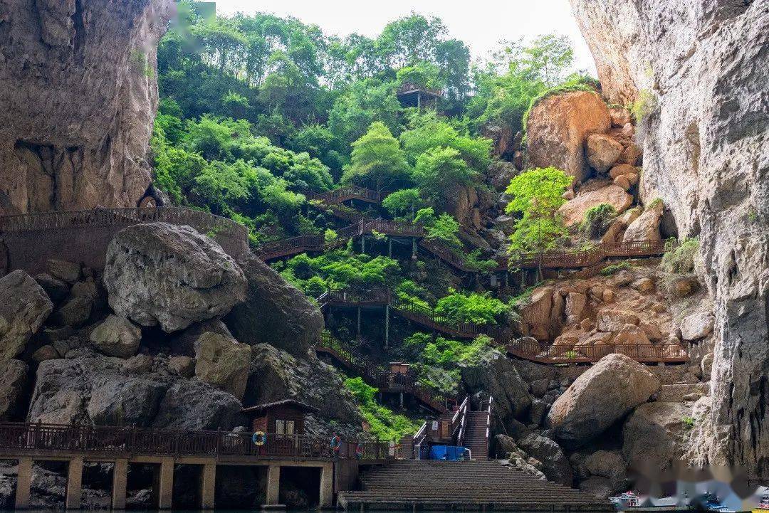 推出了门票半价优惠织金洞,九洞天,韭菜坪,二台坡等景区推出了免门票