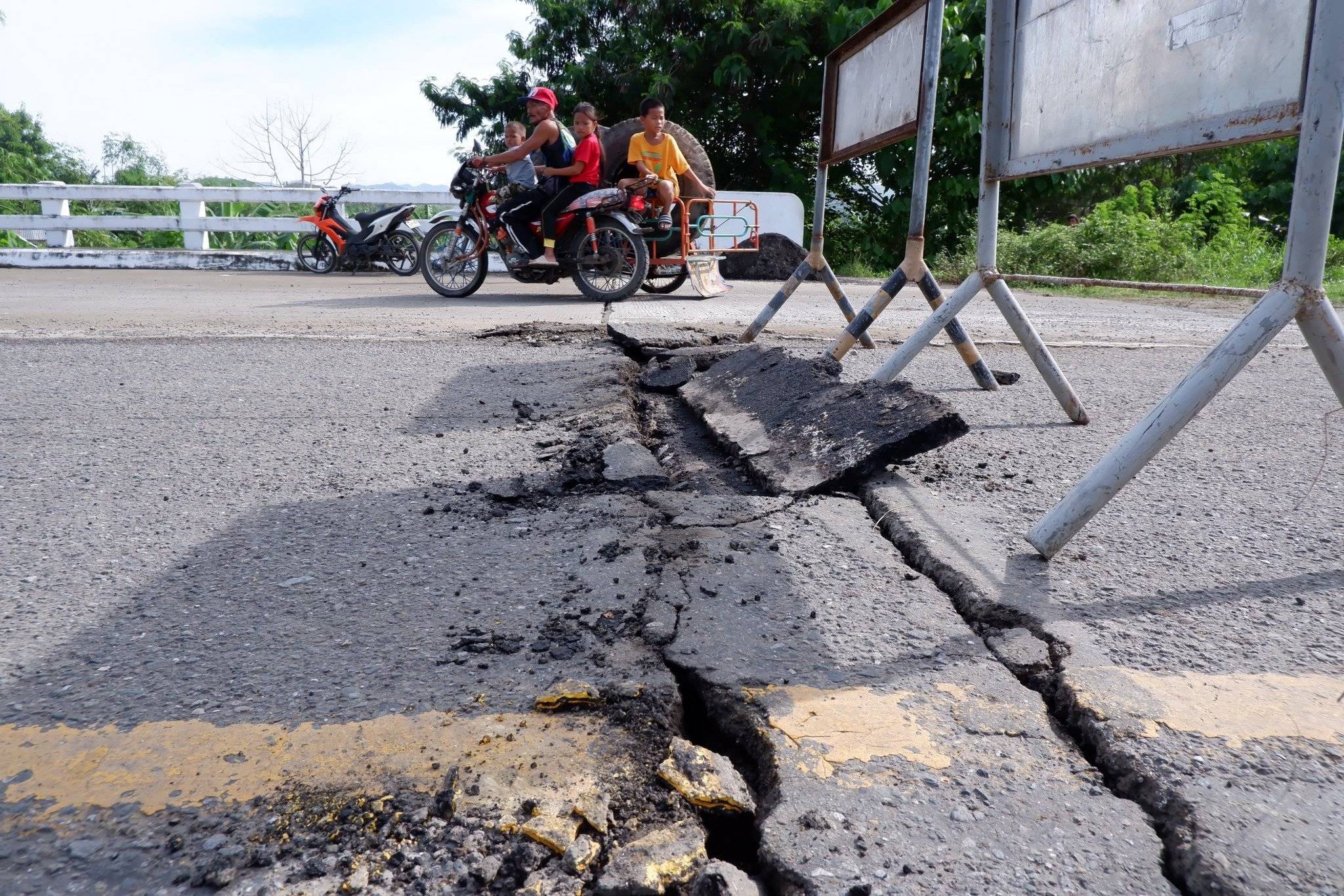 8级地震已致9人死亡,15人受伤_城镇_受灾_山体
