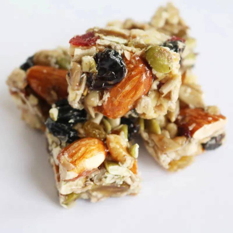 切糕的真正名字叫做"玛仁糖" 这是新疆维吾尔族传统特色美食 切糕简直