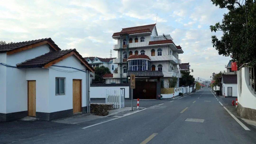 开创"彰坞模式"01江南镇彰坞村地处浙江省桐庐县东部,村域总面积11.