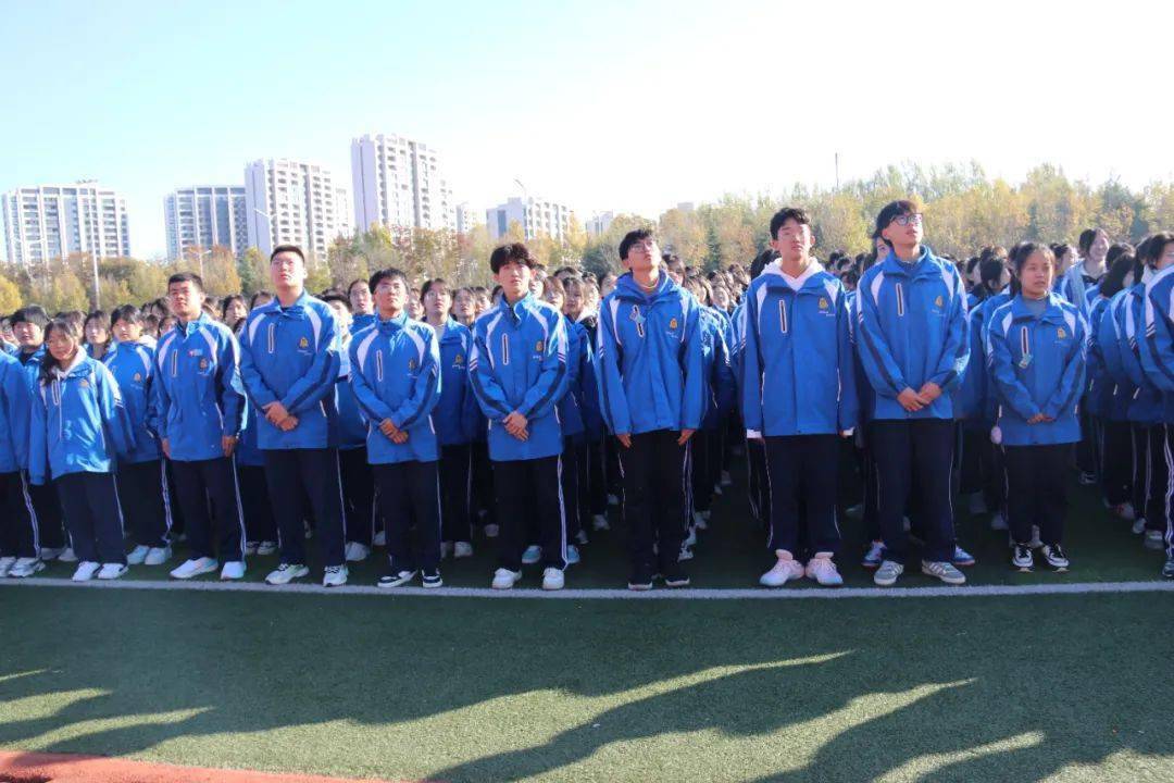 【人文四中61校园传真】潍坊四中举行升旗仪式暨10月份踔厉少年颁奖