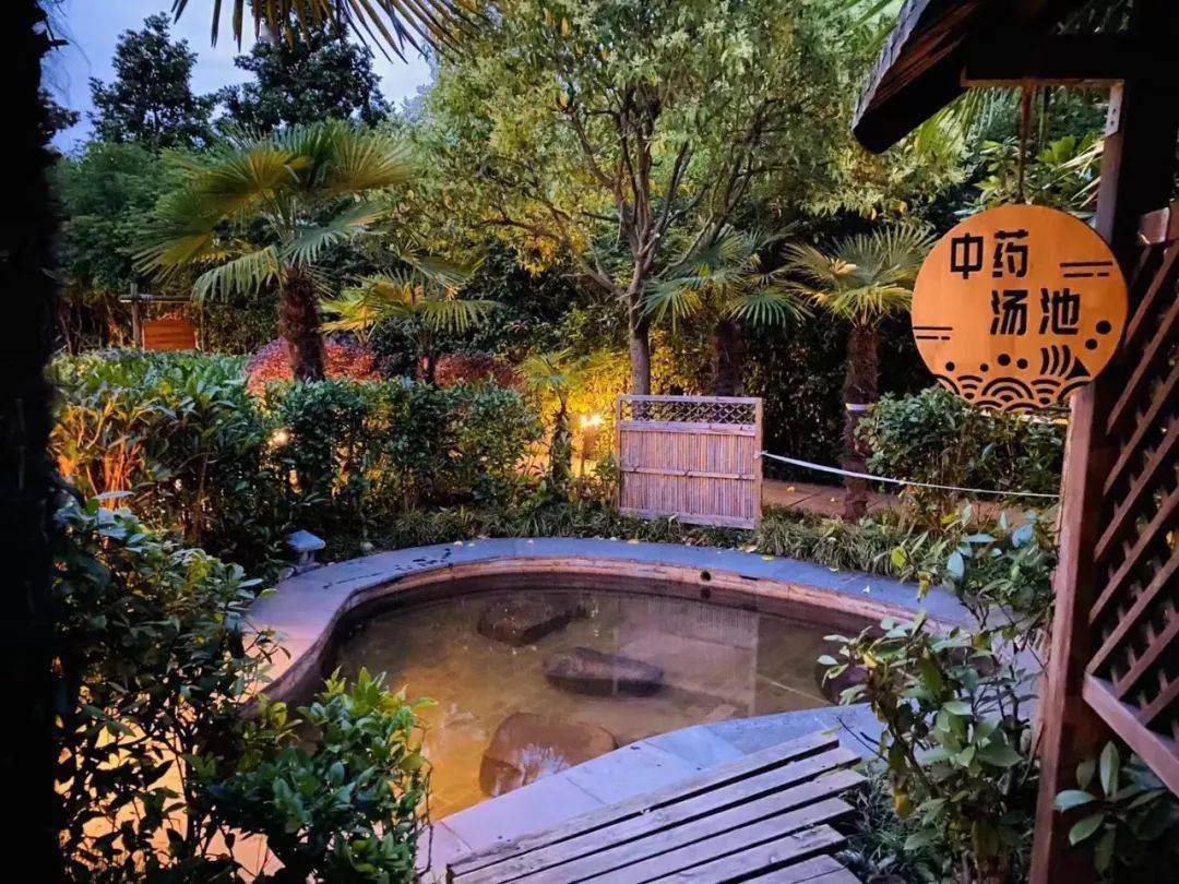 大吉温泉是汤泉镇内的一处温泉度假区,设有特色汤屋10间,推开木制移门
