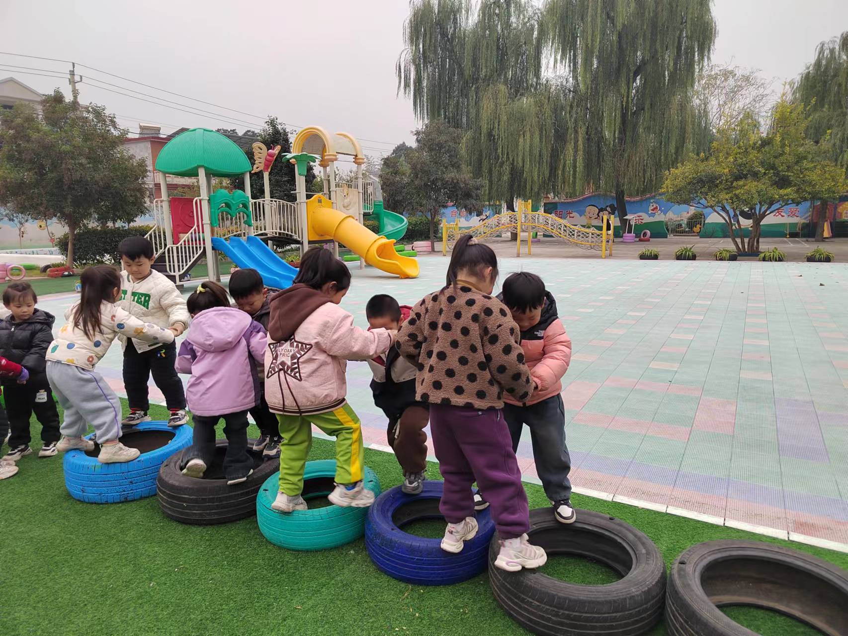 花样玩轮胎 ——高新区梁陈幼儿园户外游戏活动