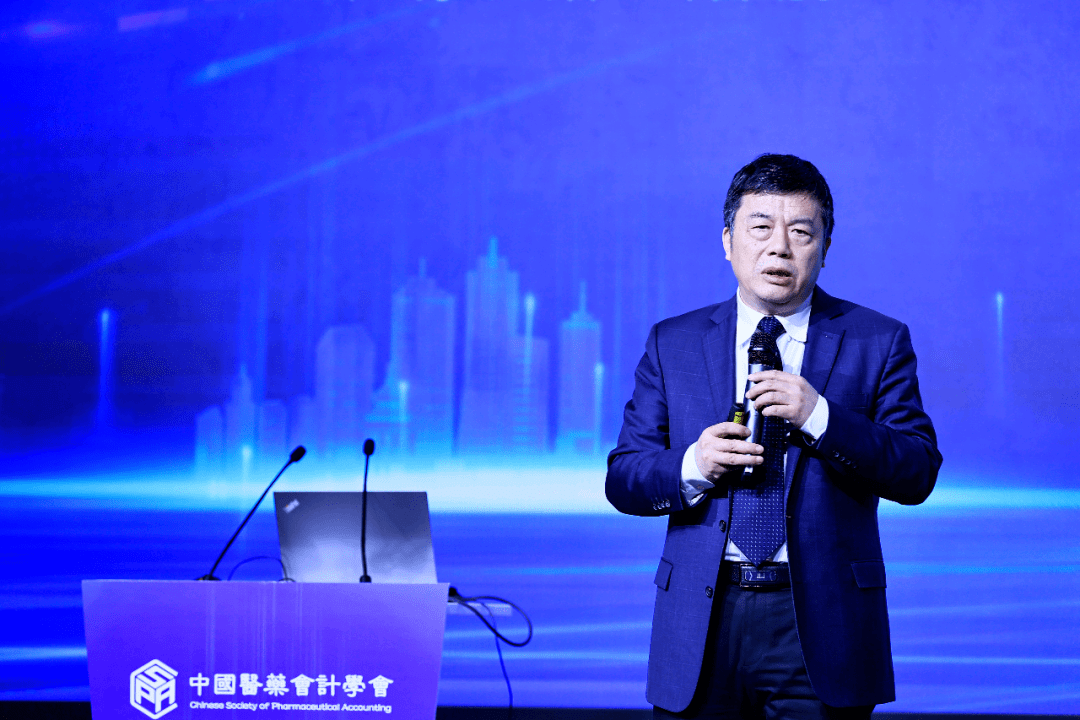 中国医药会计学会会长,中国医药集团总会计师杨珊华在大会致辞中首先