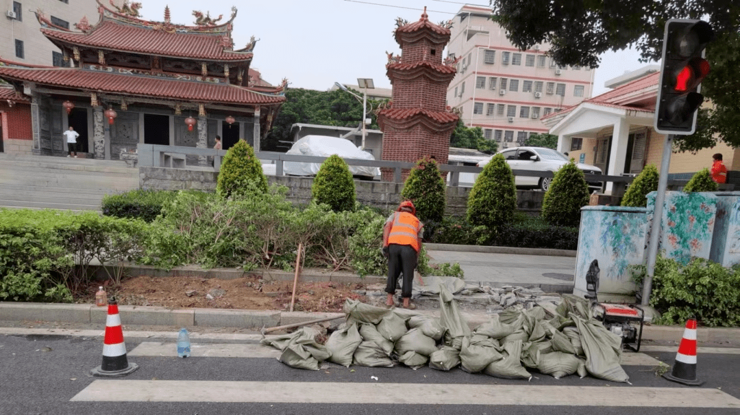 值得一提的是,對建港路段的人行道降坡是按照三面坡的標準施工,即一個