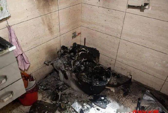 厦门一男子在家里上厕所,结果马桶突然冒烟起火?