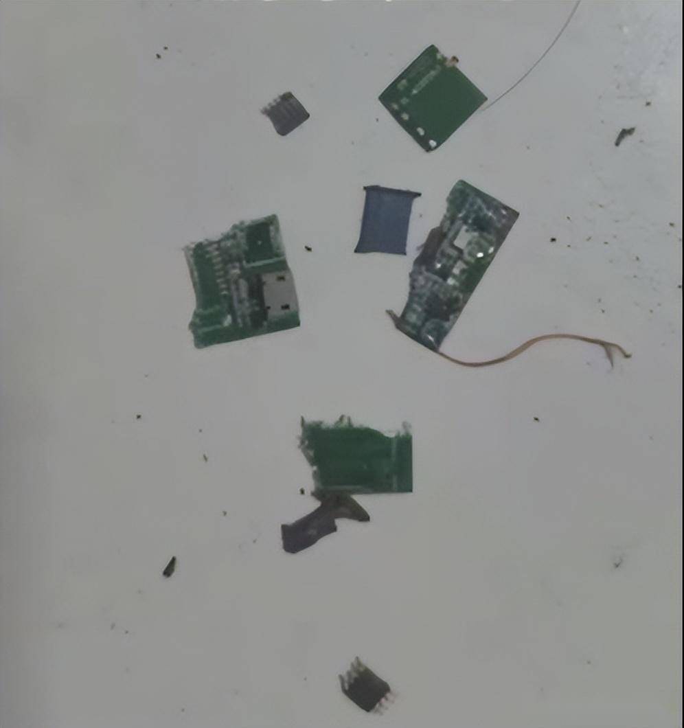 女子入住公寓发现天花板藏摄像头,用蓝牙接收器范围仅几十米,报案后