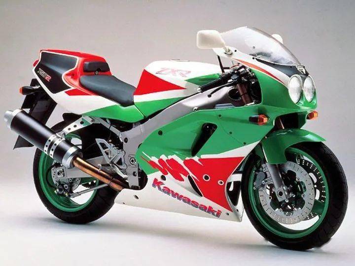 说到这个顏色其实不只川崎,过去就连 90 年代的雅马哈yzf 750r,铃木