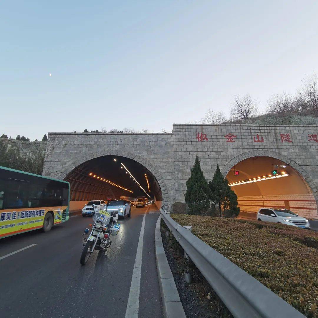 大连交警热心相助换轮胎_驾驶员_人员_车辆