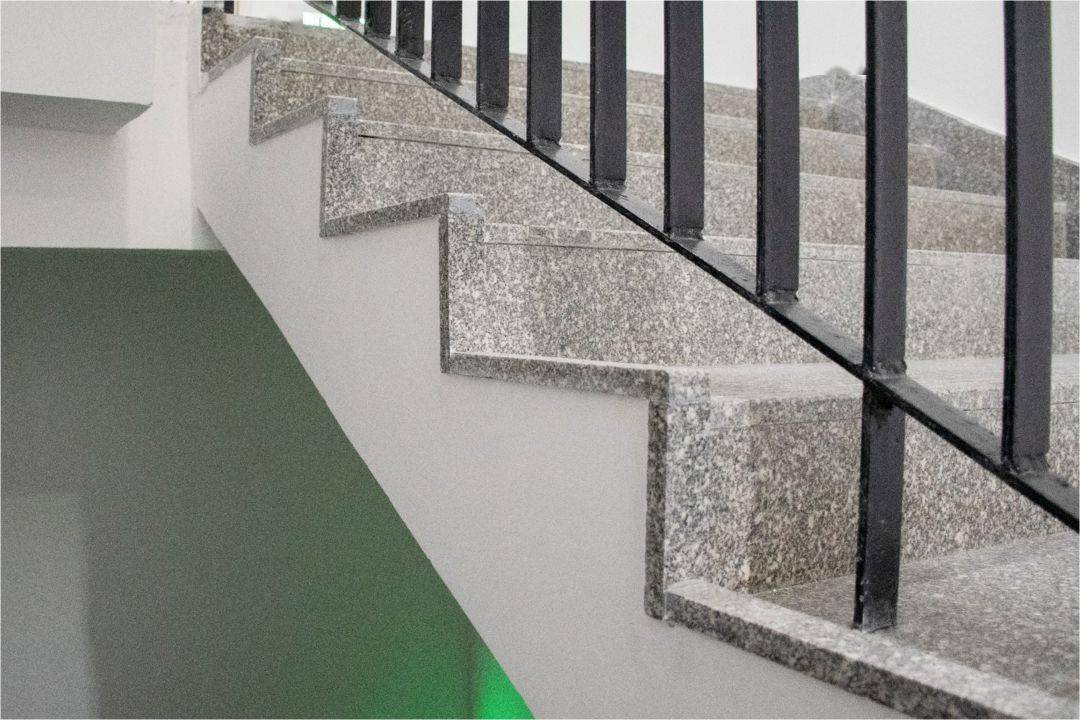 踢脚线上口线条宽窄一致,整体效果美观;楼梯间止水台采用混凝土止水台