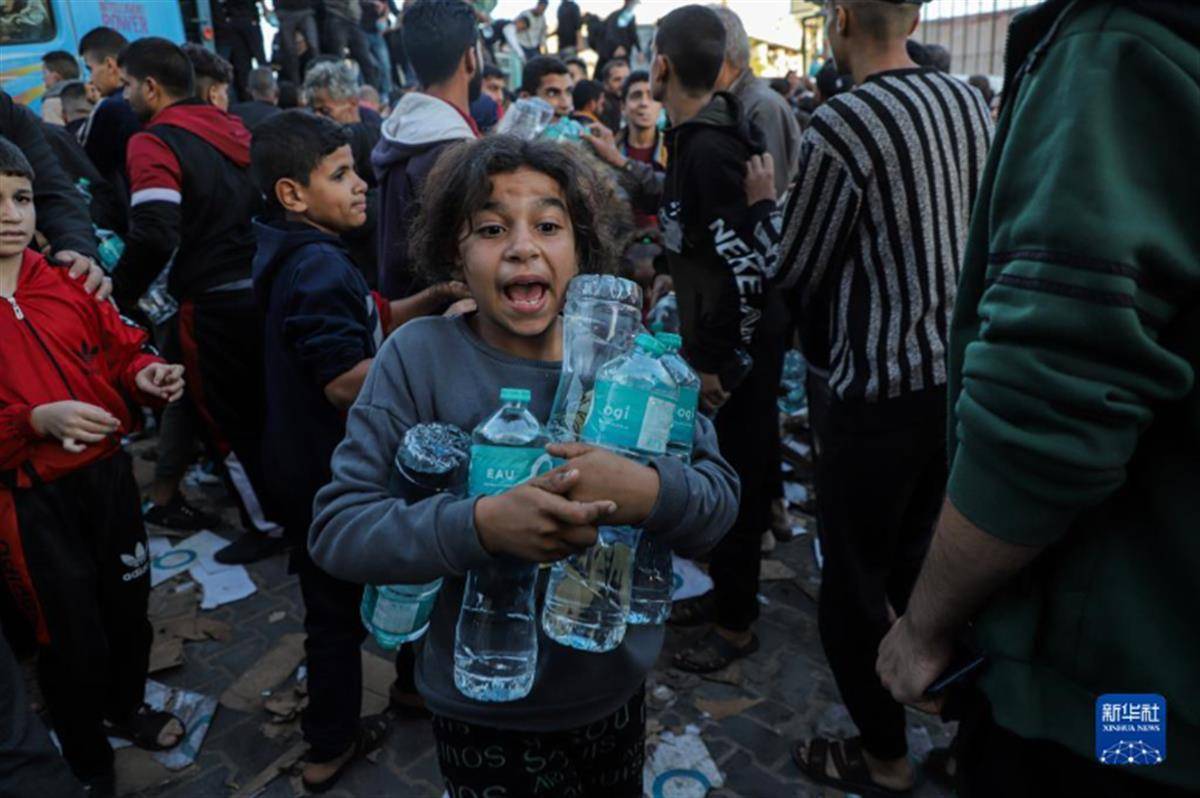 加沙地带停火协议正式生效 停火前夕记者在难民营带着孩子高喊“自由巴勒斯坦！”_凤凰网视频_凤凰网