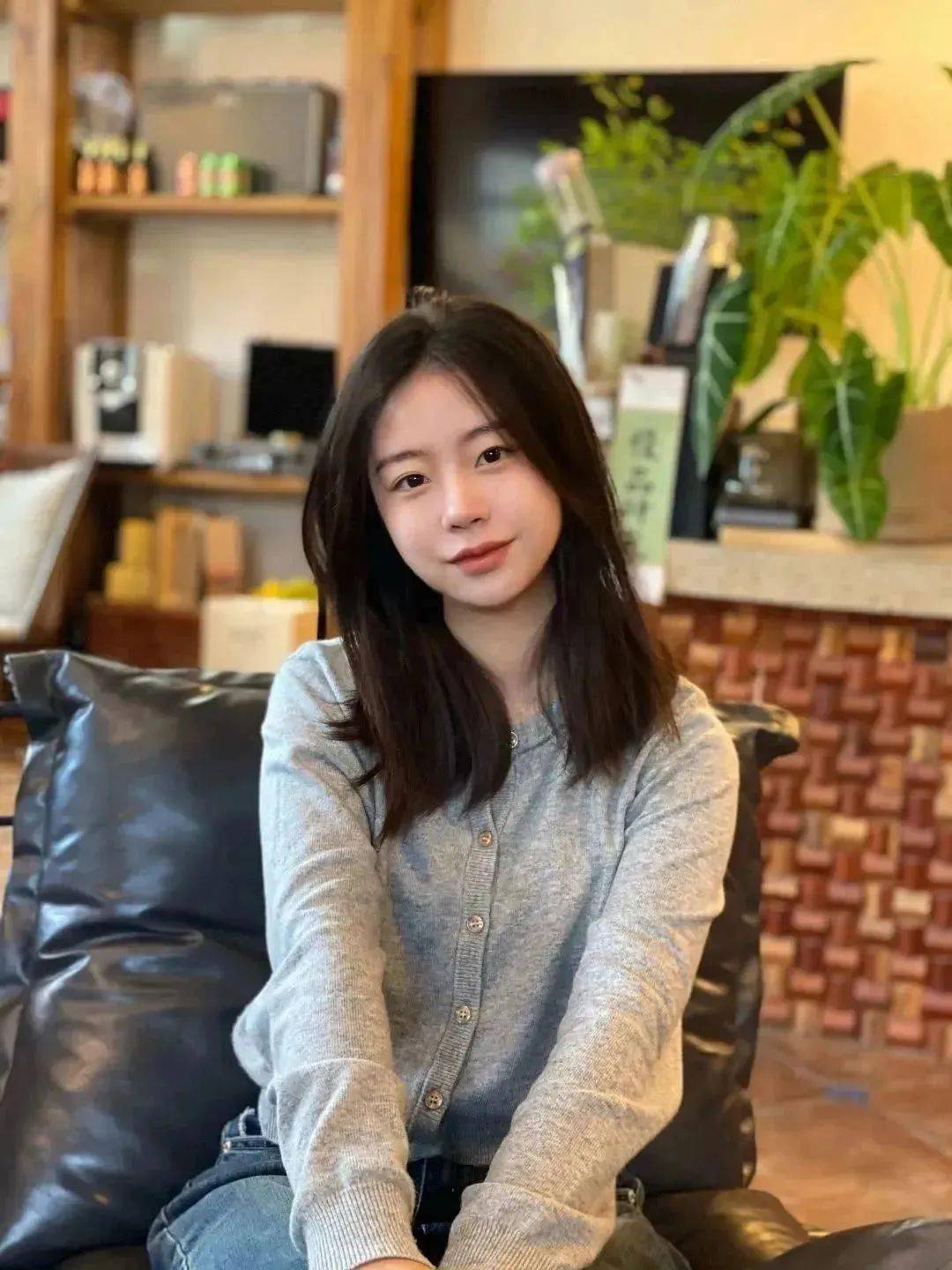 姓名:孙琦琦班级:广告2001班政治面貌:共青团员签约企