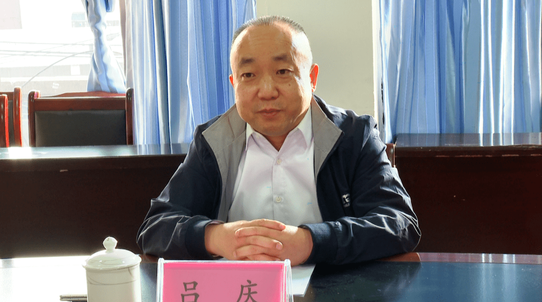 县委书记吕庆听取群众反映诉求在定南街道,吕庆先后接待了两批来访
