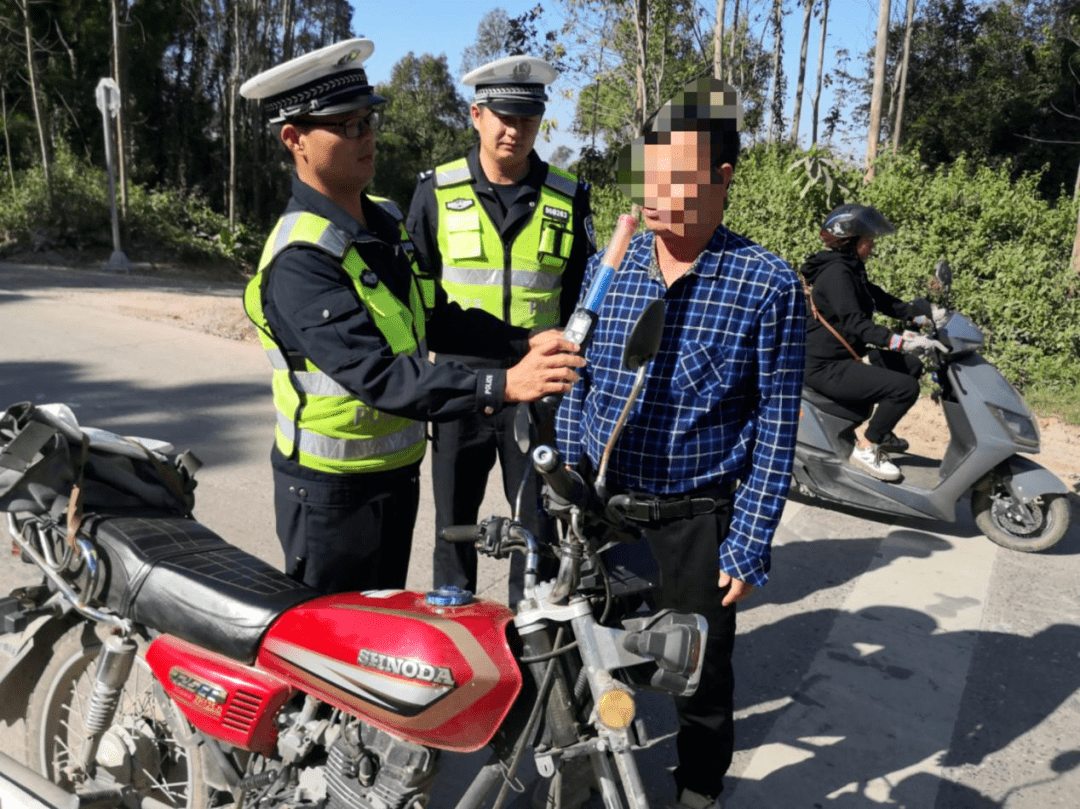 042023年11月19日20时17分,李某青驾驶车牌号为桂e101**普通二轮摩托