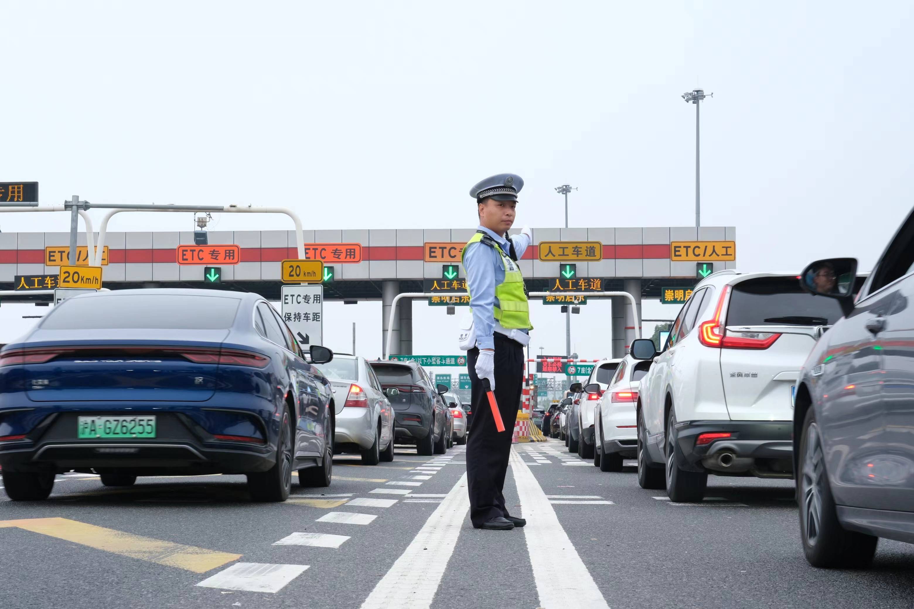 图说│长假首日g1503高东收费站迎车流高峰,浦东交警多举措保畅通