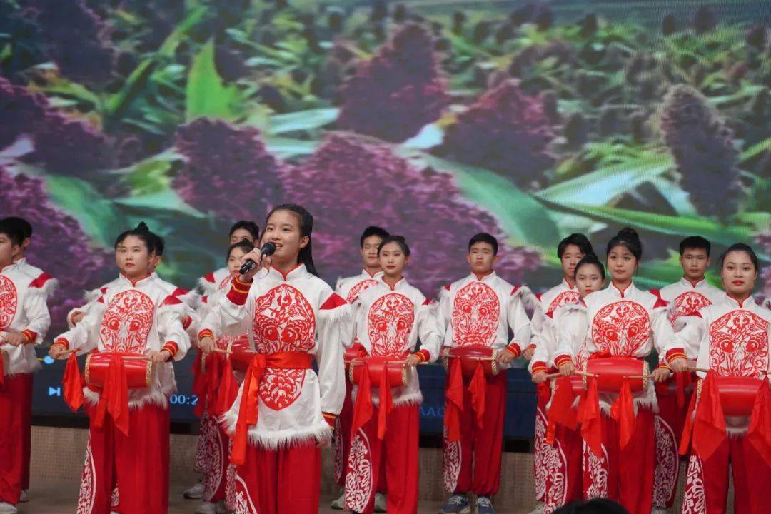 诵读比赛中,经开区第六中学参赛作品《安塞腰鼓》荣获中学组一等奖,蝶