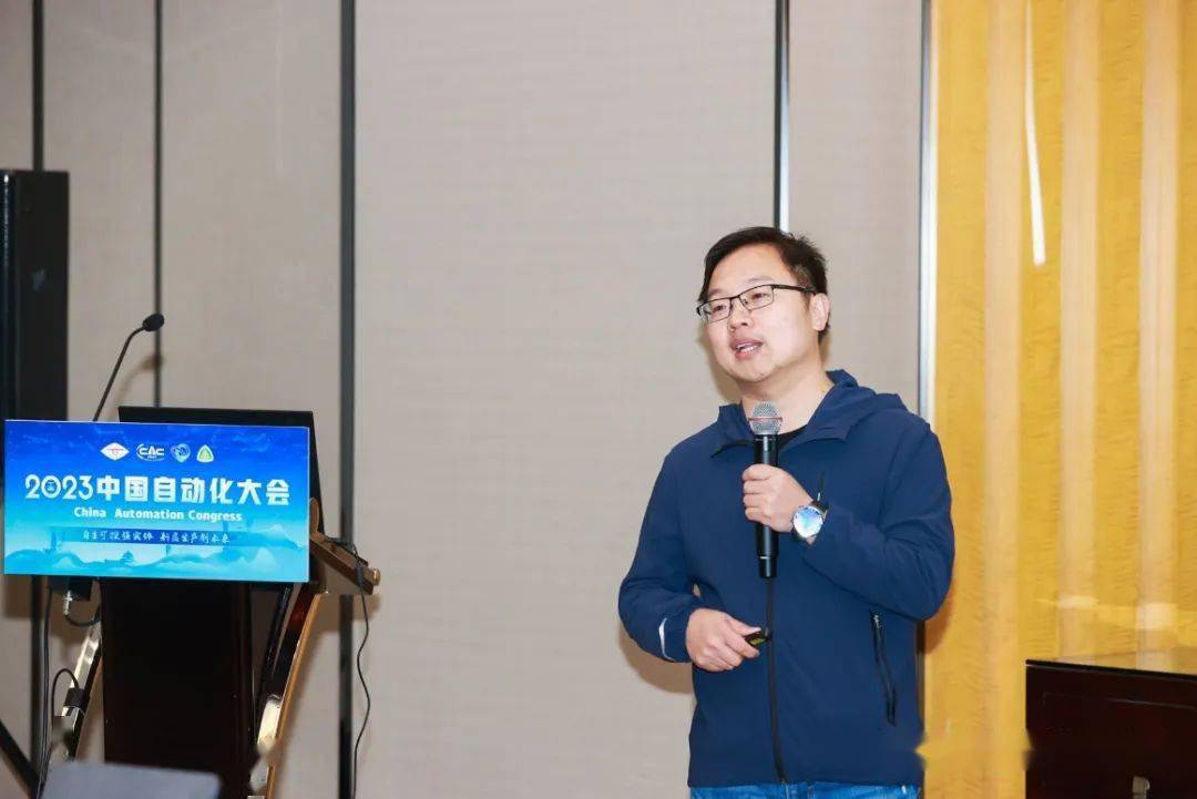 清华大学游科友教授作了主题为"直接数据驱动控制理论及其应用"的报告