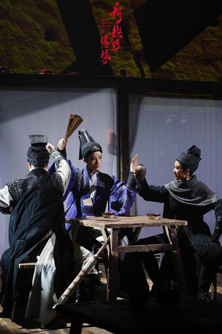 何青青在《新龙门客栈》中饰演女侠邱莫言,与陈丽君有对打戏.