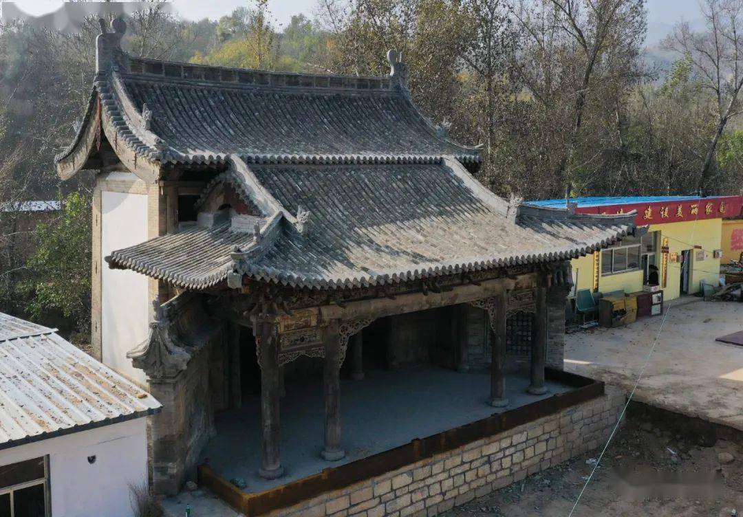 村关帝庙前的古戏台更早建于清咸丰年间如忻府区连寺沟村应天寺前的古