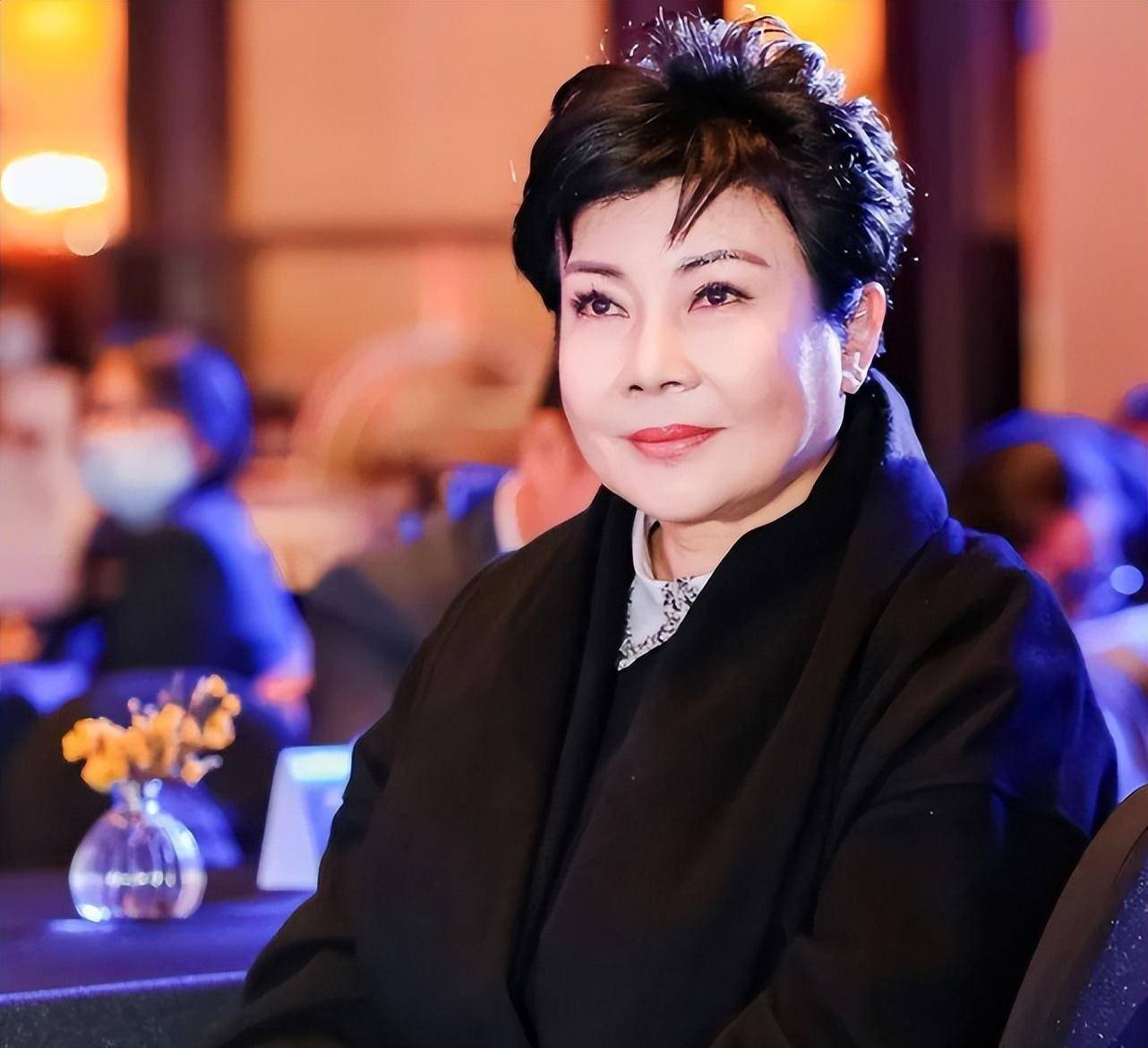 她是中国第一主持人,连登3届春晚,遭领导排挤,64岁没谈过恋爱_阚丽君