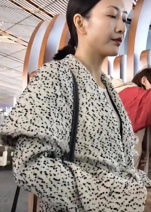 有网友在机场偶遇王鸥,素颜过安检,据说两个月后宝宝就要出生了_众人