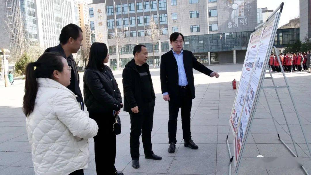 11月22日,延长县延安精神研究会相关负责人先后来到县高级中学,烈士