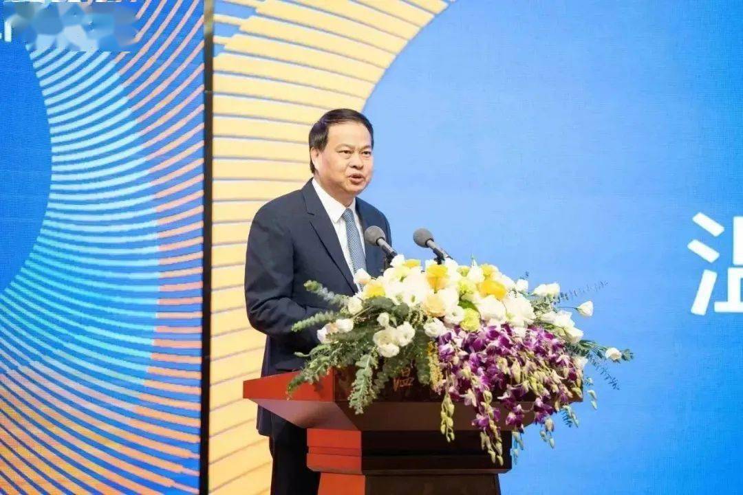 温州商学院党委书记周湘浙代表学校创始人张汉鸣先生和全体师生对远道