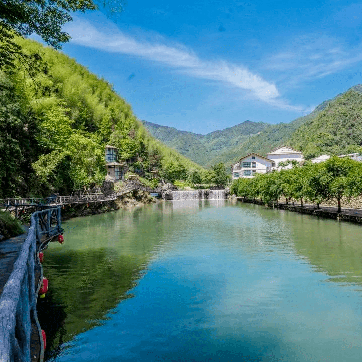 位於穹嶺山腳的水口村,是一個千年古村,也是aaa級景區村,這裡群山環抱