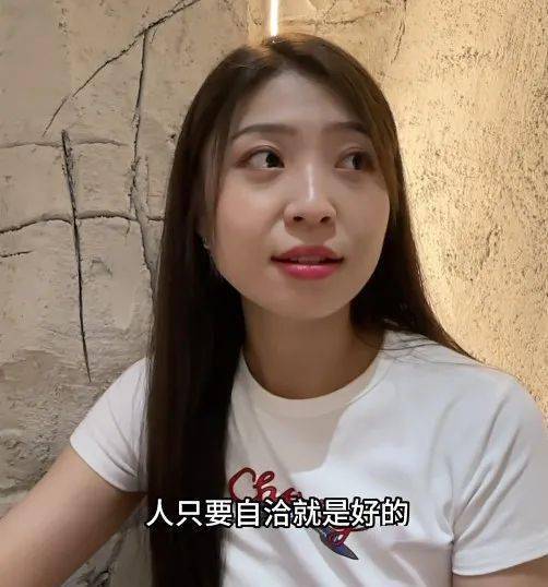 纹身,美甲,裸辞…李雪琴学霸同学走红,吸粉400万:考北大吧,一份鸡腿饭