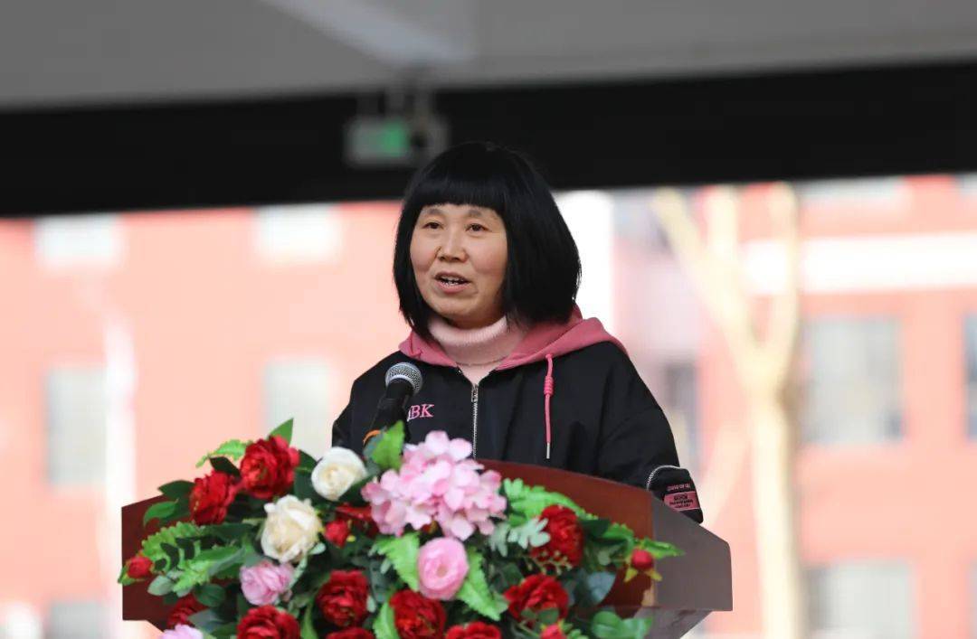 7授倒计时牌大会第七项,由温县一中党委书记,校长王娟,副校长张国运