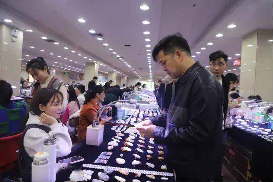 镇平:美玉"琢"出大产业_发展_镇平县_玉雕