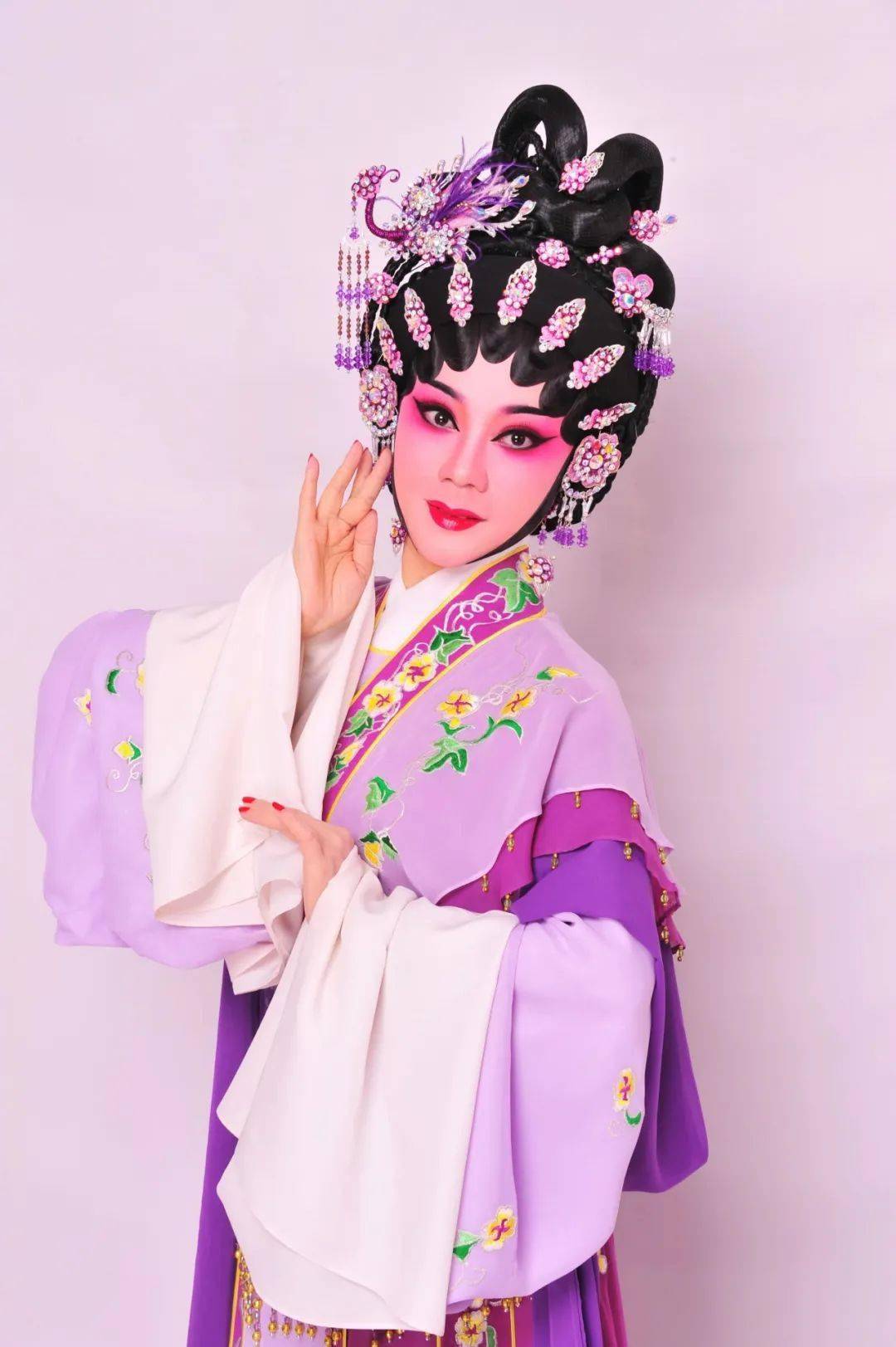 特邀吴晓雯老师前来主讲,带领大家以普及的角度认识粤剧,了解粤剧演唱