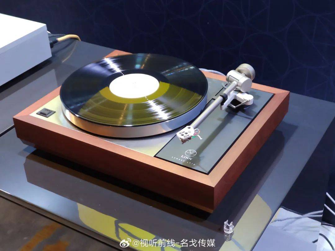 展场示范的音源选用了mcintosh麦景图 mcd12000参考级sacd/cd播放机